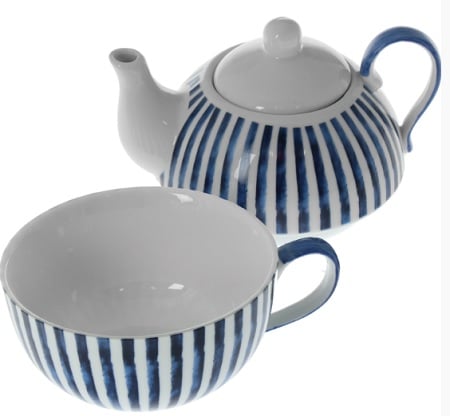 Tetera y taza blanca y azul
