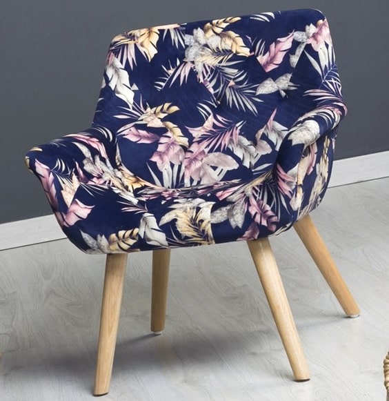 sillón terciopelo flores rosas y azul nórdico