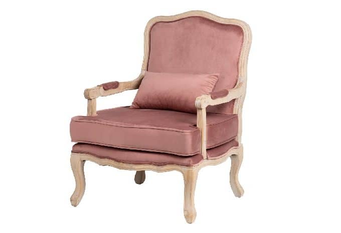 sillón terciopelo rosa con apoyabrazos y cojines clásico