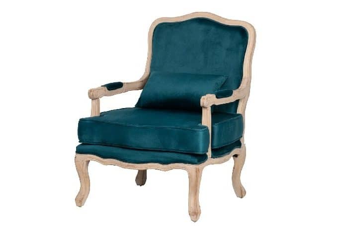 sillón terciopelo azul con apoyabrazos y cojines clásico