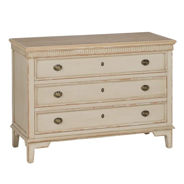 cómoda de tres cajones en madera de abeto crema rozada y natural de estilo clásico