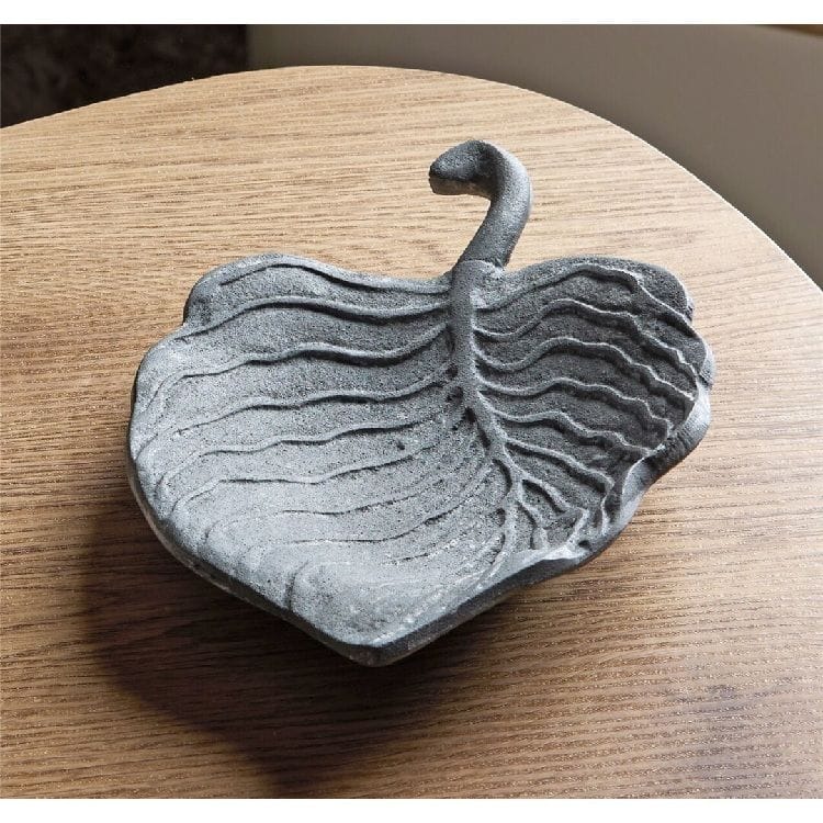 centro con forma de hoja en aluminio gris lavado