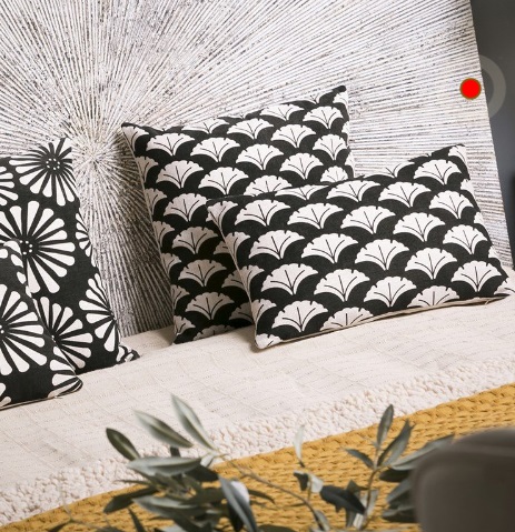 cojín rectangular chenilla con estampado de abanicos en negro y blanco