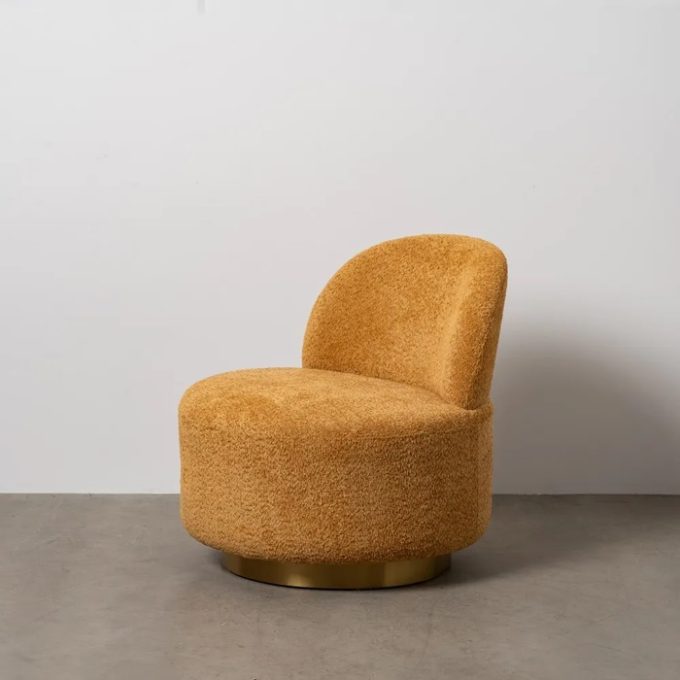 sillón redondo base oro y tapizado tejido de rizo mostaza art decó
