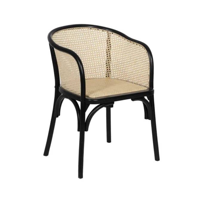 silla madera negra líneas redondeadas combinada con ratán natural