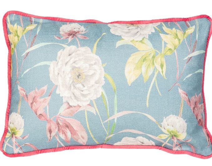 cojín poliéster azul con flores en rosa y verde