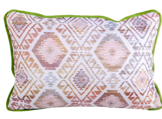 cojín terciopelo beige con motivos étnicos en tonos rosas