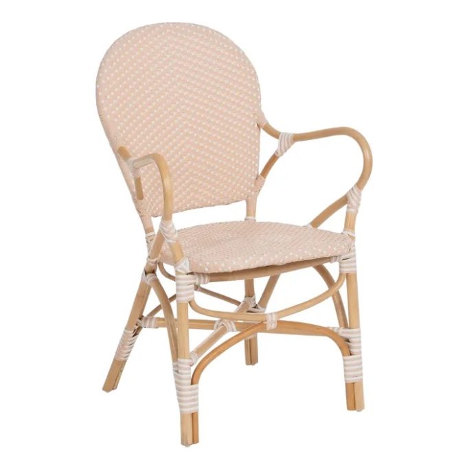 silla con apoyabrazos en ratán natural combinado con sintético en color beige de estilo provenzal