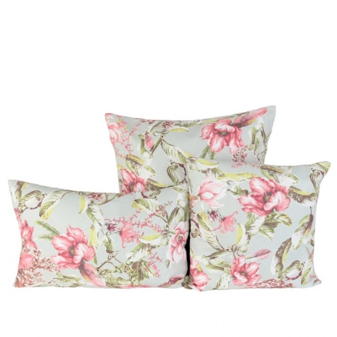 cojín turquesa con flores rosas y verdes