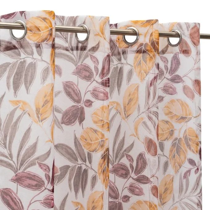 visillo beige con dibujos de hojas en tonos granates y mostazas