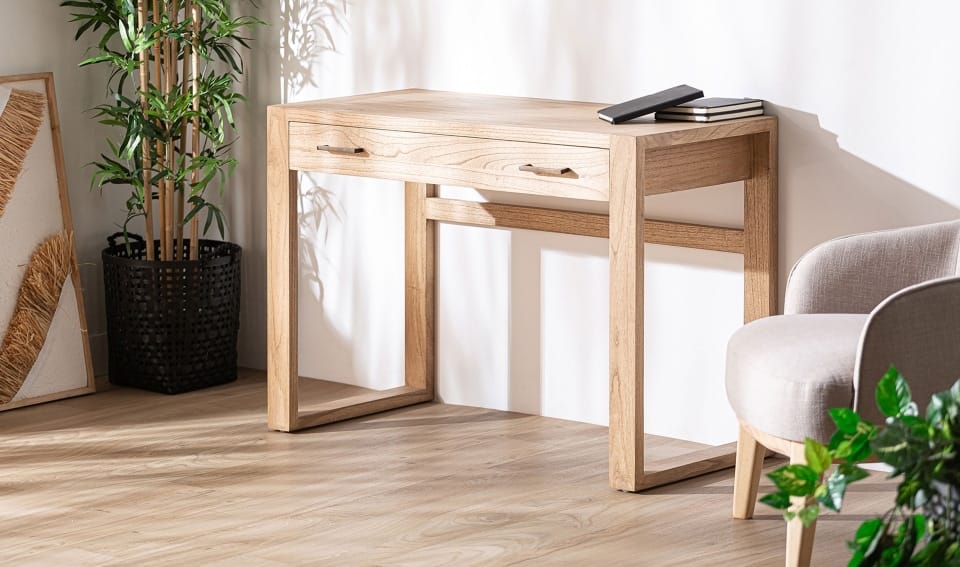 escritorio de madera mindi natural y estilo nórdico