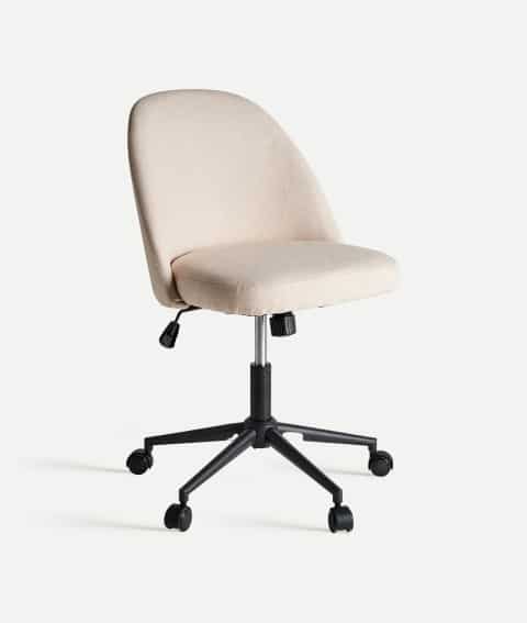 silla giratoria de escritorio tapizada en beige y patas de metal negro