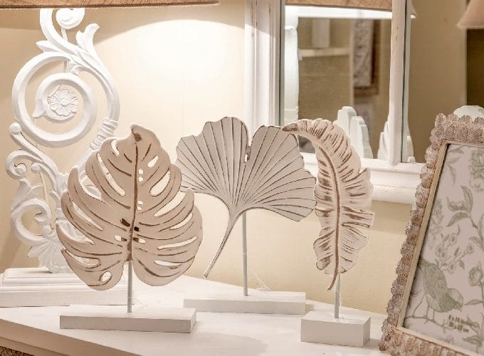 Figura Hoja Madera Ginko Tallada Blanca (21x7x29 cm)