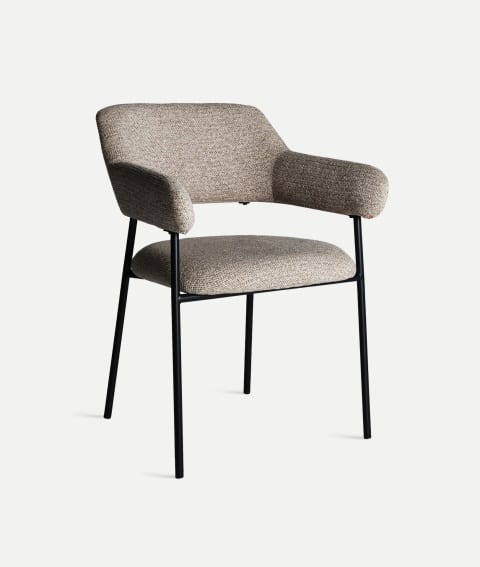silla en metal negro con asiento y respaldo tapizado en chenilla beige jaspeada moderna