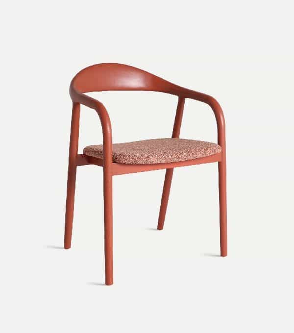 silla en madera de fresno terracota con asiento tapizado en chenilla contemporánea