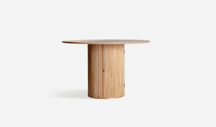 mesa de comedor redonda con almacenaje integrado en madera de paulonia y estilo nórdico