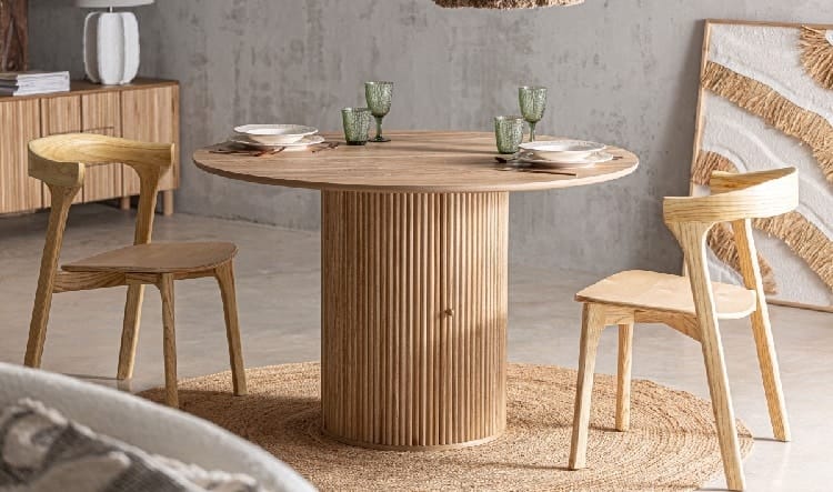 mesa de comedor redonda con almacenaje integrado en madera de paulonia y estilo nórdico