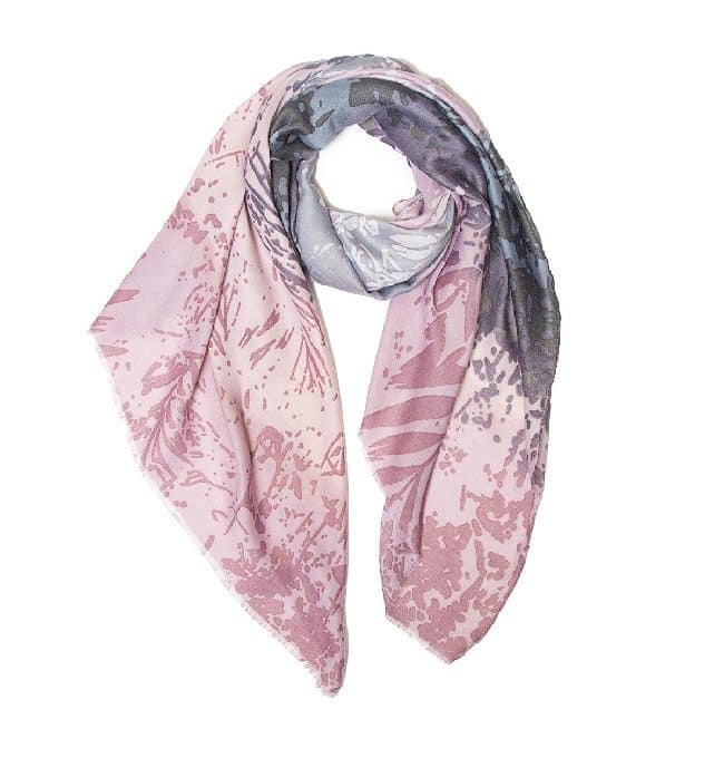 foulard asedado con estampado vegetal en tonos rosas
