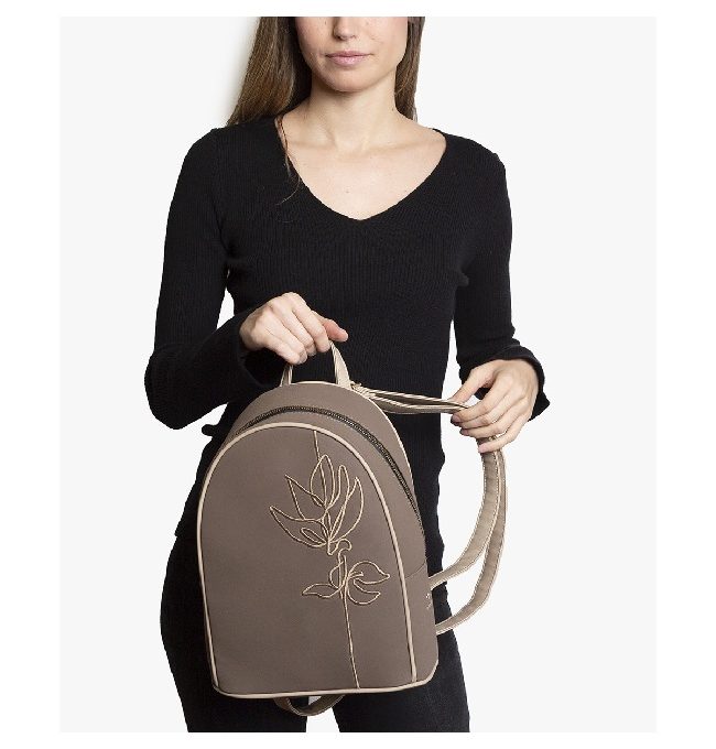 Bolso Mochila Beige con Bordado Floral (21x27x8 cm)