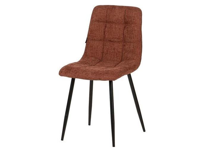 silla tapizada en chenilla color terracota y patas de metal de estilo vintage