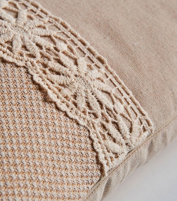Cojín Beige con Encaje, Romántico (42x10x26 cm)