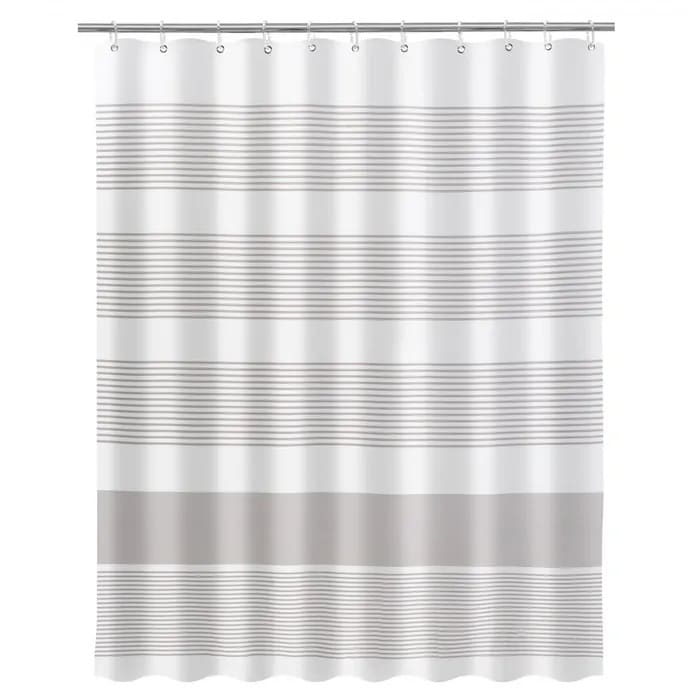 cortina de baño blanca con dibujos de líneas beiges