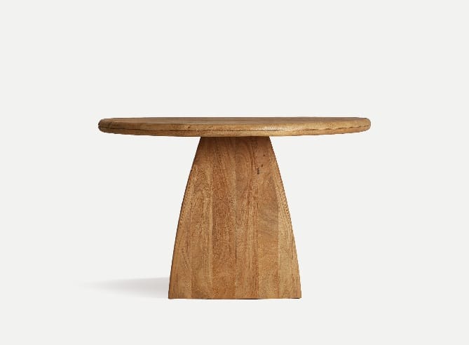 mesa de comedor redonda en madera de mango con base trianghular y estilo nórdico