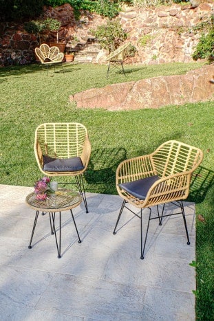 set de jardín en hierro galvanizado y ratán sintético de dos sillones y mesita baja