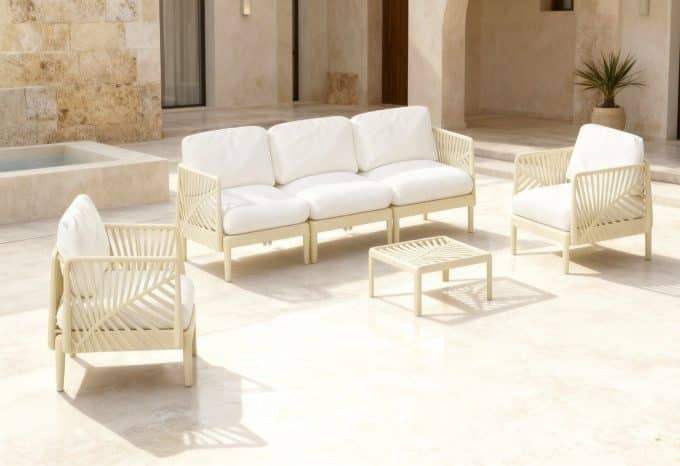 set de jardín sintético de sofá, sillones y mesa con detalles de hojas caladas en color crema