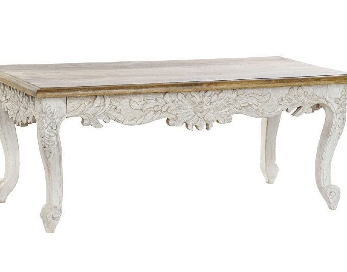 mesa de centro en madera de mango blanco decapada con detalles grabados y sobre en color natural
