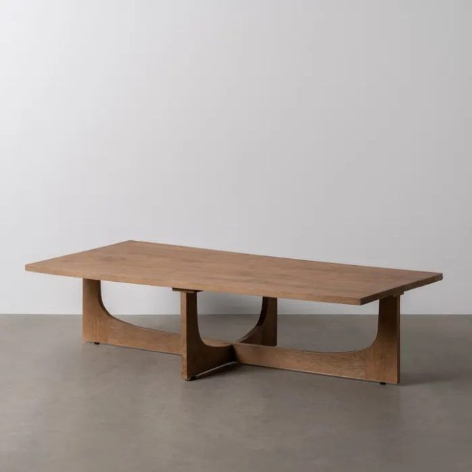mesa de centro rectangular en madera de mango con patas cruzadas de estilo japandi