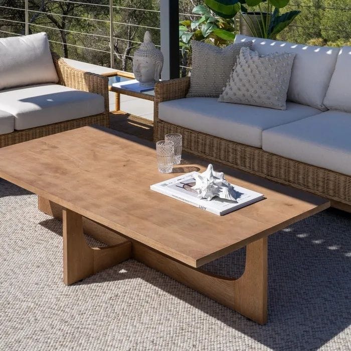 mesa de centro rectangular en madera de mango con patas cruzadas de estilo japandi