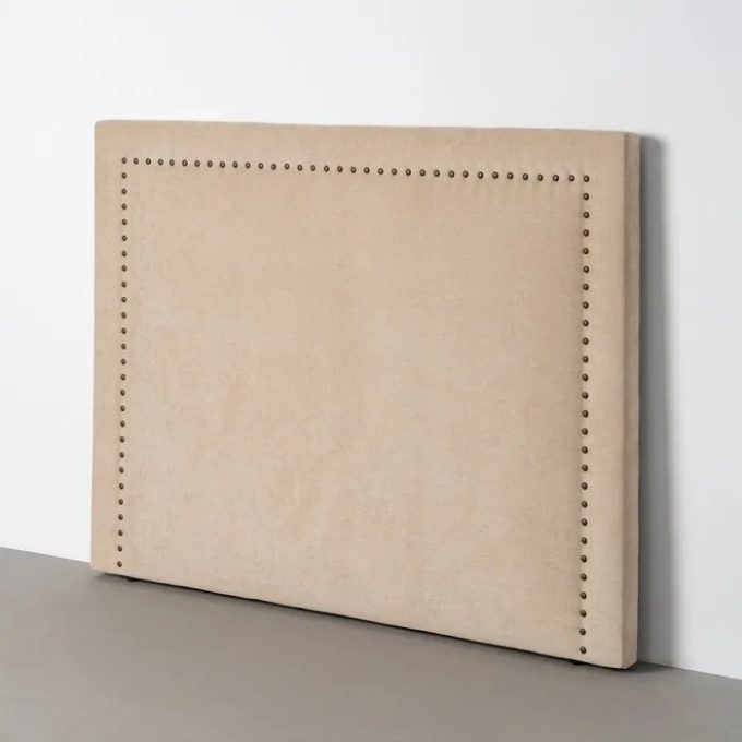 cabecero acolchado y tapizado en tejido de poliéster beige con detalle de tachuelas dorada de estilo clásico