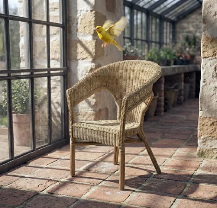 butaca de ratán natural trenzado y patas de bambú