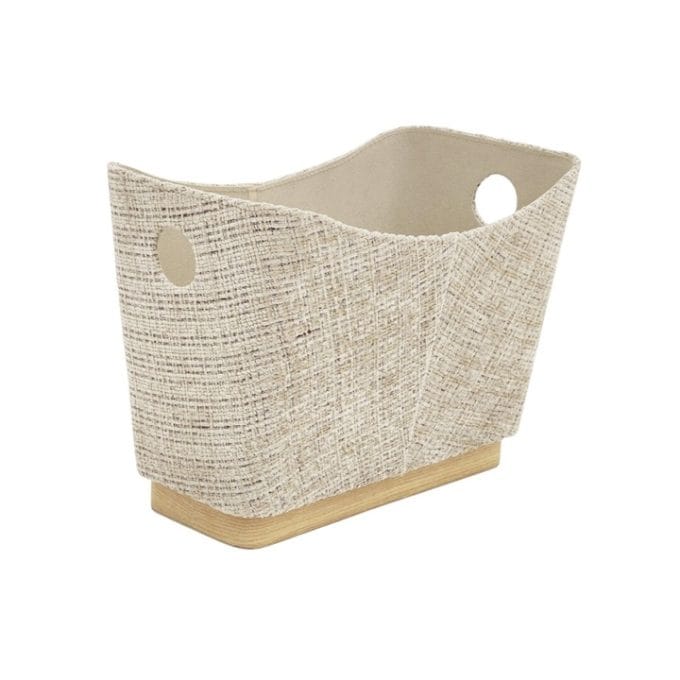 revistero en tejido jaspeado beige y base en madera