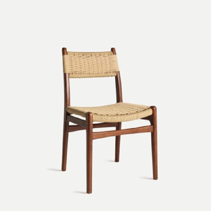 silla en madera de haya con asiento y respaldo de cuerda trenzada de estilo rústico o japandi