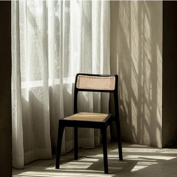 silla en teca negra y rejilla de rtán de estilo contract