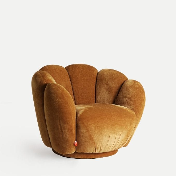 sillón de líneas redondeadas en terciopelo ocre