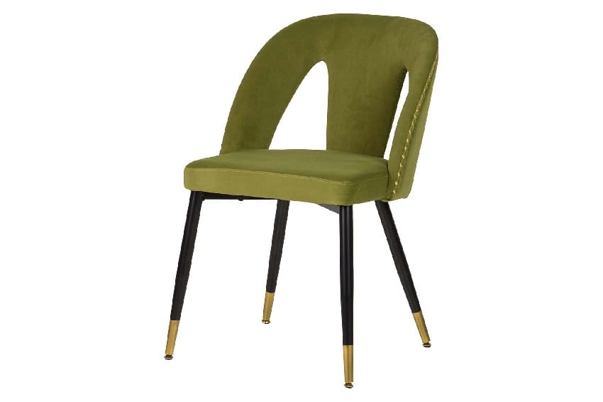 silla en terciopelo verde con detalles de tachuelas doradas y de estilo art decó
