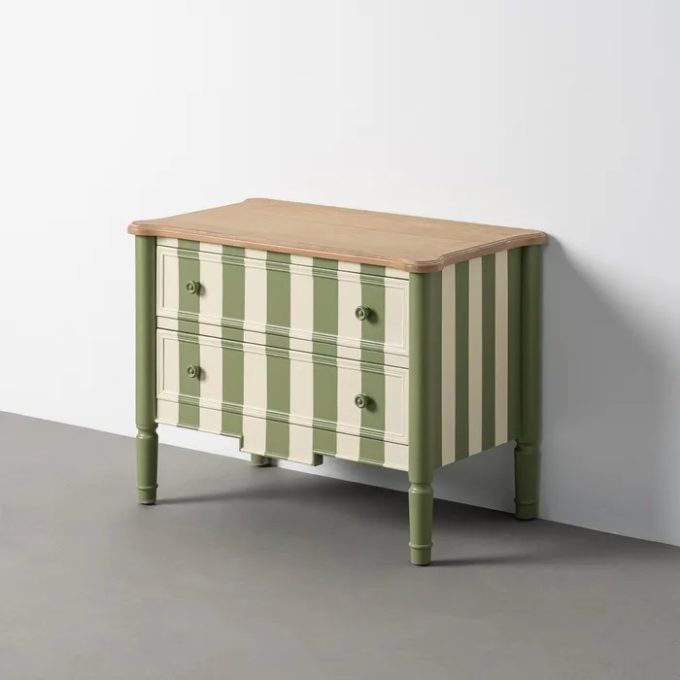 cómoda en madera de abeto con listas verdes y beiges de estilo clásico