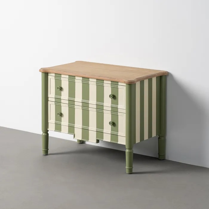 cómoda en madera de abeto con listas verdes y beiges de estilo clásico