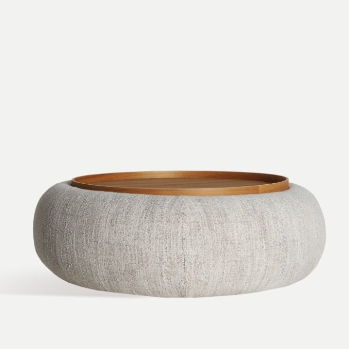 mesa de centro redonda tapizada en beige con almacenaje