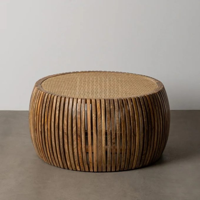 mesa de centro redonda en madera de mango calado y sobre de ratán trenzado