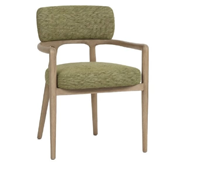 silla con apoyab razos en madera de fresno y asiento tapizados en tejido verde de estilo nórdico